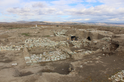 Oluz Höyük’te Med dönemine ait 2 bin 600 yıllık sunak keşfedildi