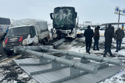 Ağrı'da yolcu otobüsü ve kamyonet çarpıştı: 11 yaralı