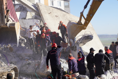 Kahramanmaraş'ta iş makinesi operatörü enkaz altında kaldı