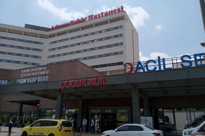 Hastanede rahat gezmek için sahte doktor kimliği taktı