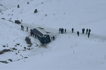 Sivas'ta cenazeden dönen otobüs devrildi: 14 kişi yaralandı