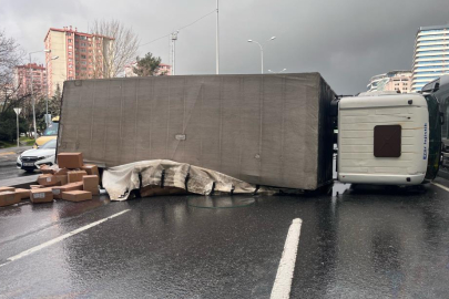 İstanbul'da devrilen kamyon trafiği kilitledi