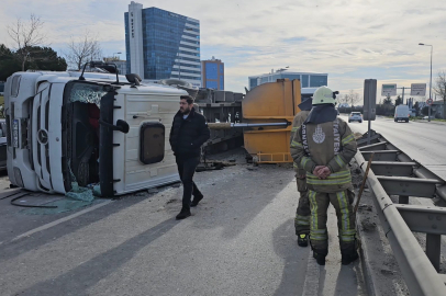 Hafriyat kamyonu kontrolden çıkarak devrildi