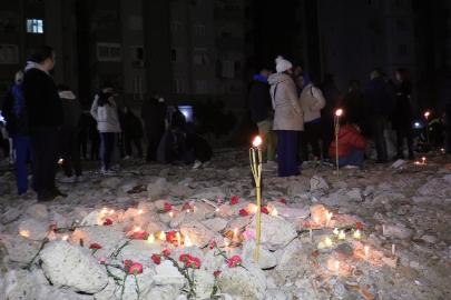 Adana halkı depremde hayatını kaybedenleri unutmadı