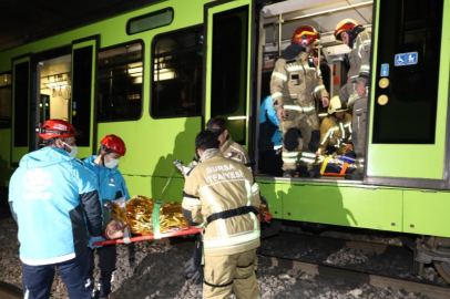 Bursa'da 'deprem anında raydan çıkan metro' tatbikatı nefes kesti