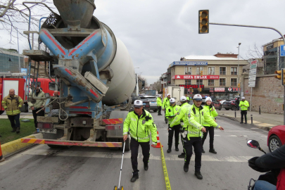 İstanbul'da beton mikseri kırmızı ışıkta mendil satan kadını ezdi