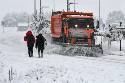 Hava şartları 466 yerleşimi ulaşımı kapattı