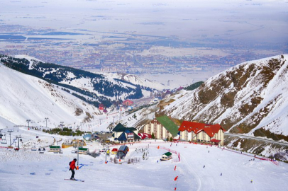 Erciyes'in pistleri gece gündüz hazırlanıyor: Kayakseverleri bekliyor