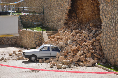 İstinat duvarı otomobilin üzerine yıkıldı