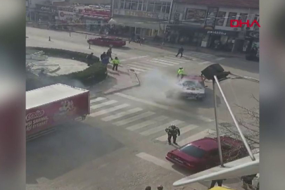 Yanan kamyonetin yardımına yoldan geçen itfaiye amiri koştu