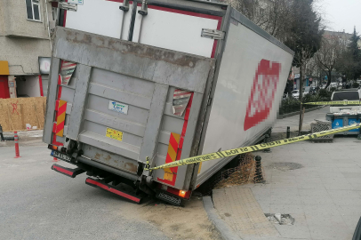 Gıda yüklü kamyon çukura düştü