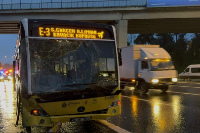 İstanbul'da meyve yüklü kamyon ve otobüs çarpıştı