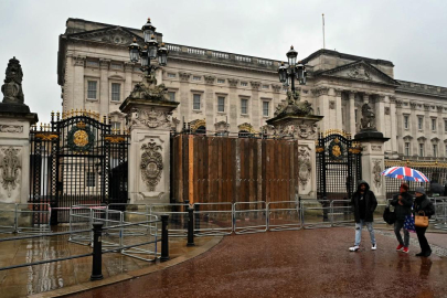 Buckingham Sarayı'na otomobil çarptı!