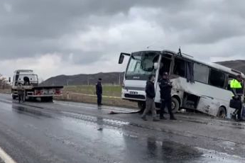 Kayseri'de cezaevi nakil aracı devrildi: 12 yaralı