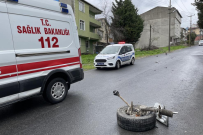 Önce elektrik direğine sonra konteynere çarptı: Kaza anı kamerada