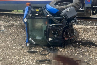 Yolcu treniyle çarpışan traktör ikiye ayrıldı: Sürücü ağır yaralı