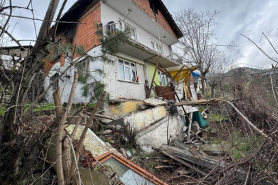 Heyelan nedeniyle balkonu çöken ev boşaltıldı