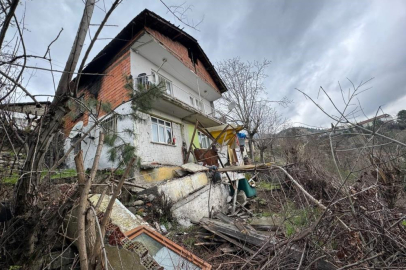 Heyelan nedeniyle balkonu çöken ev boşaltıldı