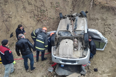 Yağış nedeniyle kontrolden çıkarak şarampole devrildi: 2 ölü