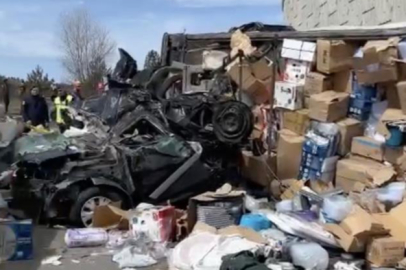 Katliam gibi kaza: Tır otomobilin üzerine devrildi