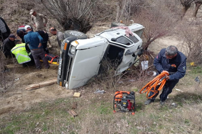 Malatya'da araç şarampole devrildi: 2 yaralı