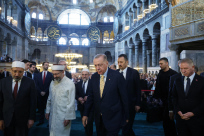 Cumhurbaşkanı Erdoğan, "İstanbul Mushafı"nı Mukaddes Emanetler Dairesine hediye etti