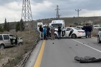 Ankara'da karşı yönden gelen 2 araç çarpıştı: 5 yaralı