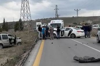 Ankara'da karşı yönden gelen 2 araç çarpıştı: 5 yaralı