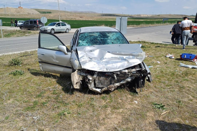 Yozgat'ta iki otomobil çarpıştı: 9 kişi yaralandı