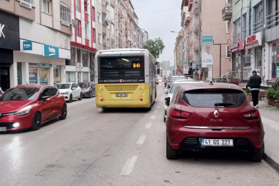 Bursa'nın bu caddesi adeta açık otopark oldu