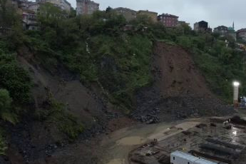 İstanbul'daki toprak kayması gün ağarınca görüntülendi