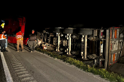 Samsun'da yonca yüklü tır devrildi