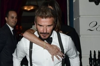 David Beckham eşi Victoria'yı sırtında taşıdı