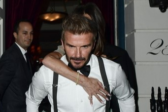 David Beckham eşi Victoria'yı sırtında taşıdı