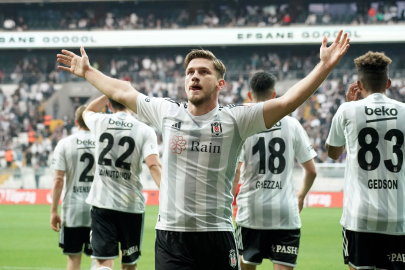 Beşiktaş'ın golcüsü Semih Kılıçsoy, Fenerbahçe maçında sahada