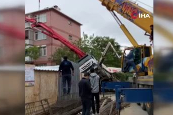 Beton pompası 2 kez apartmanın üzerine devrildi: 2 balkon çöktü