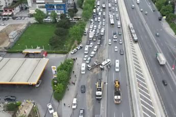 Makas atan araç kazaya neden oldu: İşçi servisi devrildi