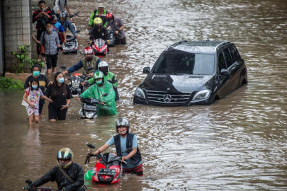 Endonezya'da sel ve toprak kayması felaketi: 15 kişi öldü