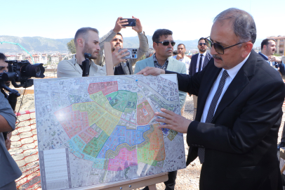 Bakan Özhaseki deprem bölgesindeki konutları inceledi: Amacımız 1 yıl içerisinde teslim etmek