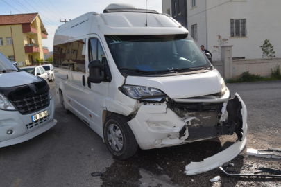 Aksaray'da işçi servisi ve otomobil çarpıştı: 7 yaralı