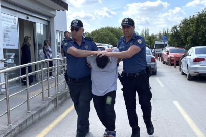 Adana'da aracın kaputuna asılarak sürücüye dehşeti yaşatan şahıs tutuklandı