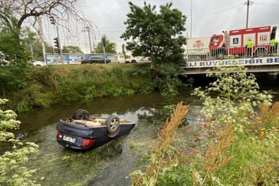 Dereye uçan otomobildeki kadın son anda kurtarıldı