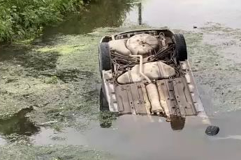 Dereye uçan otomobildeki kadın son anda kurtarıldı