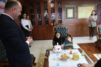 Vali Serdengeçti'den şehit kızına doğum günü sürprizi