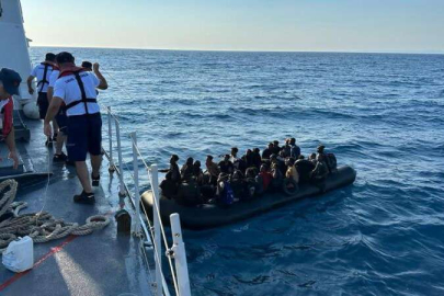 İzmir'de Türk karasularına geri itilen 30 düzensiz göçmen kurtarıldı