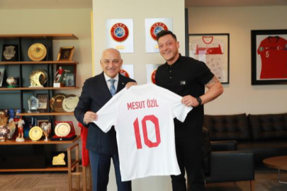 Mesut Özil, TFF Başkanı Büyükekşi'yi ziyaret etti