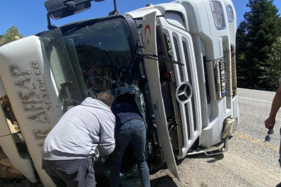 Kastamonu'da tomruk yüklü tır devrildi: 1 yaralı