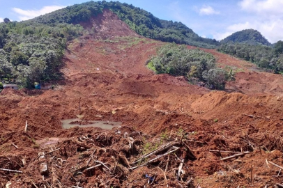 Toprak kaymasında 300'ü aşkın kişinin öldüğü düşünülüyor