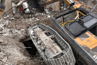 Kahramanmaraş'ta yıkım yapan iş makinesi devrildi
