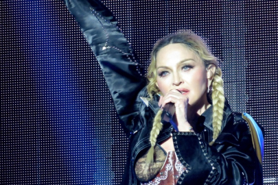 Madonna yönetmen koltuğuna oturuyor